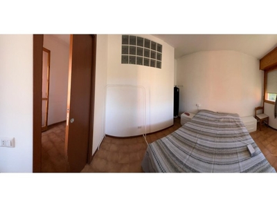 Ampia stanza condivisa in appartamento con 5 camere da letto a Magliana, Roma