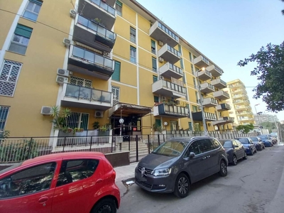 Appartamento con doppia esposizione, via Settembrini, zona Noce/Holm/viale Regione, Palermo