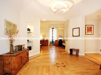 Appartamento di prestigio di 130 m² in vendita Piazza Gian Lorenzo Bernini, Milano, Lombardia