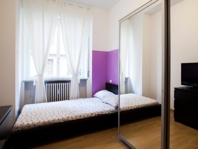 Camera in affitto in appartamento con 7 camere da letto a Milano