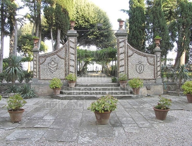 Villa d'epoca con Giardino e Terrazza di fronte alle Mura Storiche di Lucca in Vendita