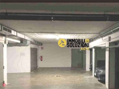 Garage/Posto auto in Vendita in Via Caprera 4 a Lecco