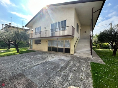 Villa in Vendita in Via Passalacqua a Bassano del Grappa