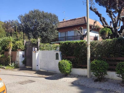 Villa su piu' livelli con giardino e terrazzo, via Giulianova, località Fregene, Fiumicino