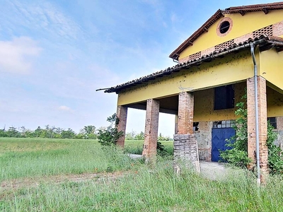 Rustico casale in vendita a Montechiarugolo Parma Basilicanova (centro Abitato: Piazza)