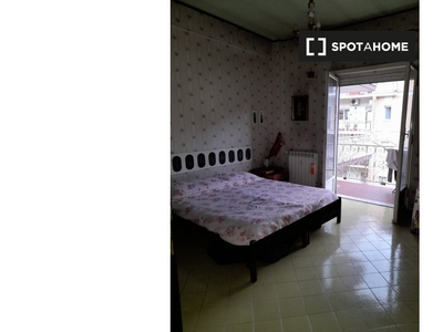 Stanza in affitto in appartamento con 3 camere da letto a Roma, Roma