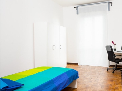 Stanza in affitto in appartamento con 4 camere da letto a Lingotto, Torino