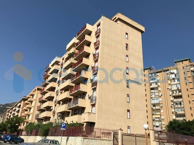 Appartamento Trilocale da ristrutturare, in vendita in Via Cesare Terranova 24, Palermo