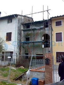 Casa semi indipendente da ristrutturare, in vendita in Santa Margherita, Capannori