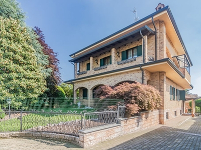 Casa Semindipendente di 570 mq in vendita Limbiate, Italia