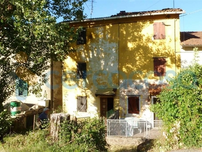 Casa singola da ristrutturare, in vendita in Via Poggio 65, Camugnano