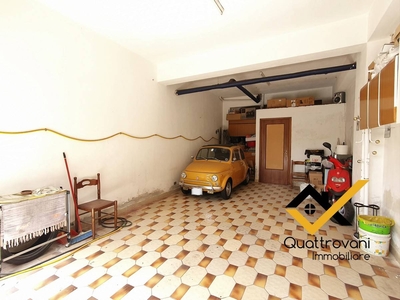 Garage / posto auto di 31 mq a Aci Catena