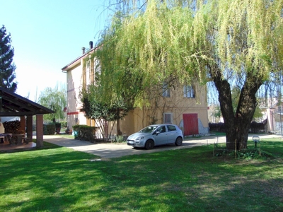 Nizza Monferrato, a pochi Km casa bifamiliare di ampia metratura, con ampio giardino e piscina