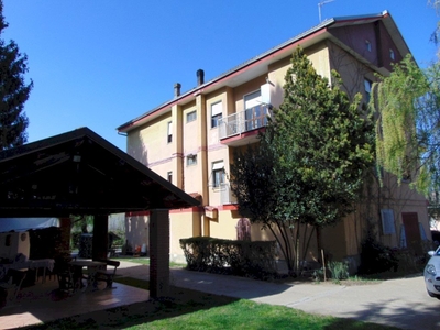 Nizza Monferrato, a pochi km interessante abitazione in bifamiliare con ampio giardino, piscina e taverna.