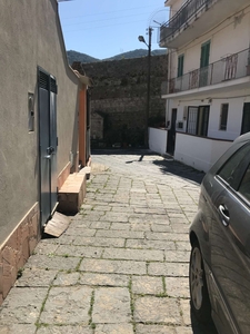 Quadrivani su tre livelli in vendita presso San Filippo Superiore, Messina