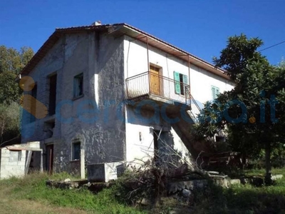 Rustico casale da ristrutturare, in vendita in Via Palombara, Roccasecca
