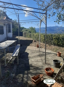 VEZZANO LIGURE PAESE INDIPENDENTE RISTRUTTURATA CON GIARDINO