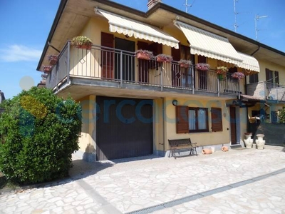 Villa a schiera in ottime condizioni, in vendita in Località Medassino, Voghera