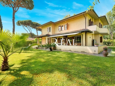 Villa arredata in affitto a Forte dei Marmi