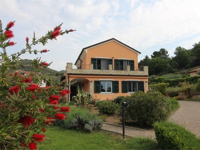 Villa Indipendente con giardino e Piscina
