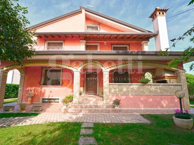 Villa Singola in Vendita ad Valvasone Arzene - 450000 Euro