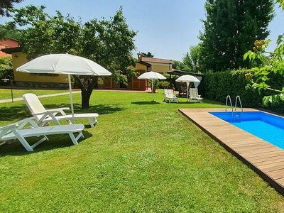 Accogliente appartamento con WiFi, piscina, parcheggio e giardino