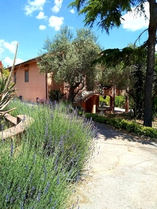 Villa con una stanza con vista sulla città, giardino recintato e Wifi a Caltanissetta