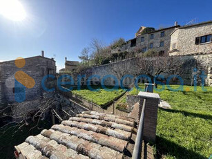 AMELIA PALAZZETTO NEL CENTRO STORICO CON MERAVIGLIOSO GIARDINO ESCLUSIVO