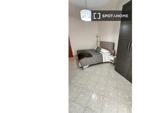 Camera in affitto in appartamento con 3 camere da letto a Pigneto, Roma