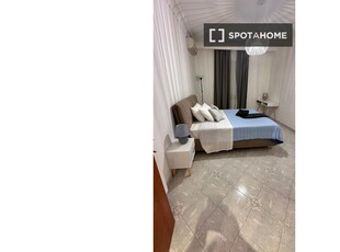 Camera in affitto in appartamento con 3 camere da letto a Pigneto, Roma