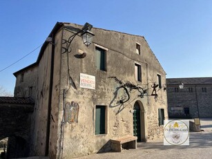 Casa indipendente in Vendita a Arquà Petrarca Arquà Petrarca - Centro