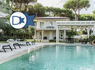 Esclusiva villa di 200 mq in affitto Via Antonio Canova, 49, Forte dei Marmi, Toscana