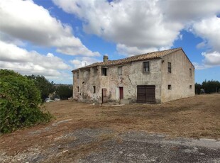 Osimo - Casale con corte recintata