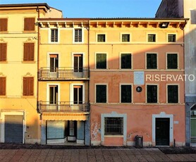 Palazzo - Stabile in Vendita a Valeggio sul Mincio Valeggio Sul Mincio - Centro