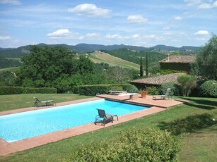 Questa splendida proprietà è una grande, spaziosa villa toscana situata nel cuore del Chianti, a pochi km da Radda e Gaiole in Chianti.E' composta da una villa padronale, una seconda unità abitativa separata situata a circa 80 metri di distanza, terreno privato di 13 ettari con 3 ettari di nuovo vigneto (Sangiovese, Merlot, Teroldego, Malbech).La proprietà è completamente recintata; immenso giardino perfettamente curato con olivi e alberi da frutto.La grande piscina di 20x15 metri e 1,2-2,8 metri di profondità si trova a breve distanza dalla villa al centro di un bel prato pianeggiante dominato dal vigneto da un lato e da una fantastica vista sulla campagna toscana dall'altro.Nella villa principale, al piano terra, intorno a una corte si sviluppa la zona giorno, composta da un salone triplo con grandi vetrate al centro del quale il camino è aperto sui quattro lati, la grande cucina completamente attrezzata e la sala da pranzo. Sempre al piano terra troviamo una vasta area che può essere adibita a sala Tv o sala biliardo e una camera da letto con bagno privato.Al primo piano, accessibile da ampia scala interna o anche da accesso esterno dall'interno della corte, si sviluppano 3 aree notte ben separate tra loro da una ulteriore zona living con camino. La prima zona comprende due camere da letto doppie che dividono un bagno. La seconda zona ha due camere da letto ciascuna con bagno privato. La terza zona ha le ultime due camere da letto e un bagno.Il fienile recentemente ristrutturato che ha anche cancello d'ingresso separato si sviluppa su livelli: ampio soggiorno - cucina - sala da pranzo al piano superiore e 2 camere da letto e 2 bagni al piano inferiore.Dal giardino c'è anche l'accesso a un piccolo appartamento per eventuale personale di servizio.