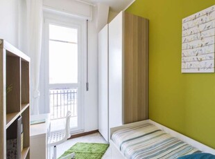 Stanza in affitto in appartamento con 6 camere da letto a Cesano Boscone