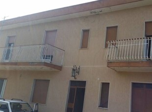 Villa bifamiliare in Contrada Casale, a soli 2 km dal centro abitato, in zona residenziale, La villa si compone di 2 livelli, a piano terra: garage, 3 camere e bagno, al primo piano 3 camere, cucina, disimpegno e bagno. La villa ha 2 ingressi a livello di strada che la rendono divisibile per diventare una bifamiliare, inoltre la costruzione ha un ingresso a piano terra e 2 ingressi al piano sopraelevato. Grande piazzale antistante e 2 ettari di terreno circa a terrazze. Dal primo piano si gode una bellissima vista della città di Piazza Armerina e della CattedraleIl prezzo è stato rimodulato recentemente e costituisce un'ottima occasione.