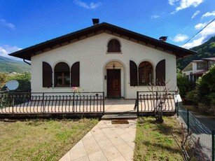 Villa Bifamiliare in Vendita ad Piazza al Serchio - 120000 Euro