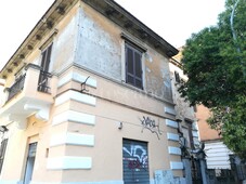 Villa a Roma in Via Acqua Bullicante, Acqua Bullicante
