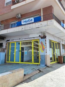 Fondo/negozio - 2 vetrine/luci a Viale Aldo Moro, Reggio di Calabria