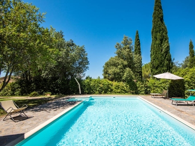 Casale a Montalcino con terrazza, piscina e giardino