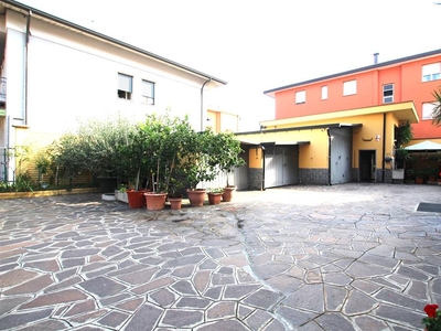 Villa Trifamiliari con giardino in via sempione2, Desio