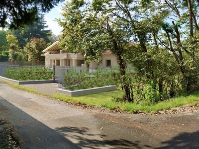 Villa bifamiliare in vendita a Soiano Del Lago Brescia