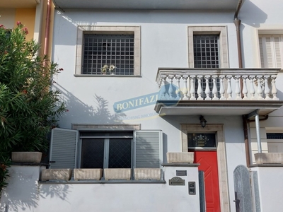 Casa Semindipendente in vendita a Viareggio