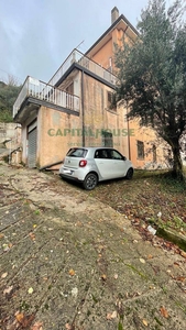 Casa indipendente con terrazzo a Capriglia Irpina
