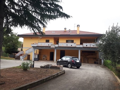 Casa Indipendente in Vendita a Teramo, zona Frondarola, 370'000€, 432 m²