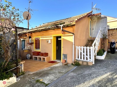 Casa indipendente in Vendita in Via Pierino Negrotto Cambiaso a Genova