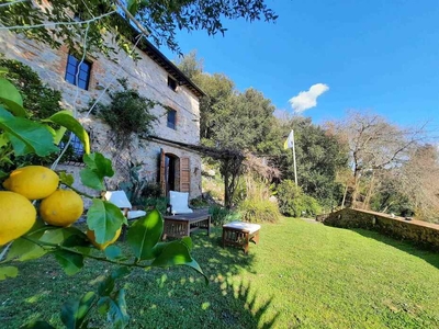 In Vendita: Affascinante Rustico in Pietra Immerso nella Tranquillità della Campagna Toscana