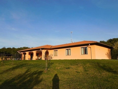 In Vendita: Villa di Lusso di Recente Costruzione con Terreno a Massa Marittima, Toscana