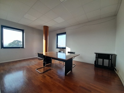 Ufficio in Affitto a Brescia, 1'000€, 120 m²